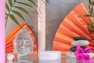 Arrière plan gris et orange avec présentoir pour des produits avec un rendu 3 D. Plate-forme vide avec podium pour cosmétique, bijoux, maquette ou autres objets.	