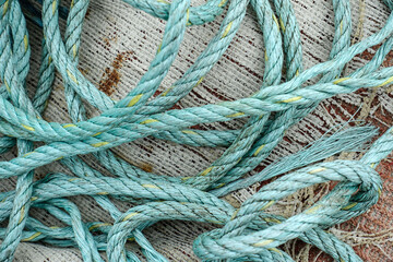 Gr&uuml;nes Seil und Segeltuch auf Fischerboot im Hafen. Maritimer Hintergrund.  