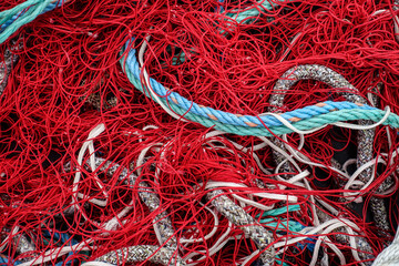 Rote und blaue Seile auf Fischerboot im Hafen. Unordnung. Maritimer Hintergrund.