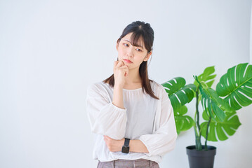 疑問を感じている若い女性