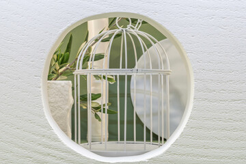 Arrière plan vert et blanc avec une cage à oiseaux en présentoir pour des produits avec un rendu 3 D. Plate-forme vide avec podium pour cosmétique, bijoux, maquette ou autres objets.	