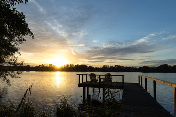 Fototapeta premium Sonnenuntergang am Steg an der Schwentine. 