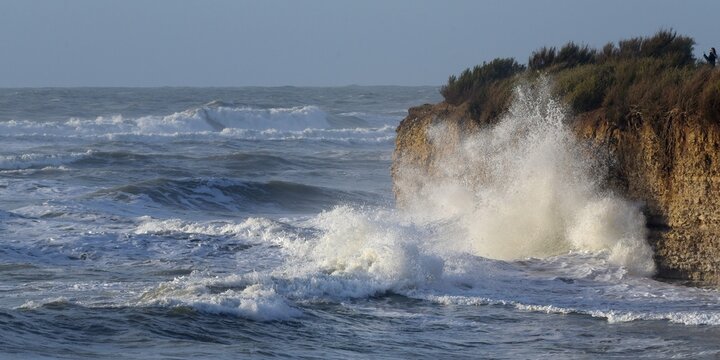 vagues sur les falaises de Chassiron 1
