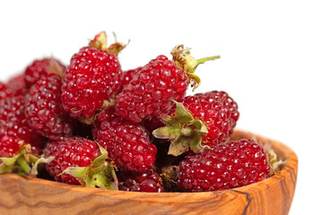 Taybeeren in einer Holzschale vor weißem Hintergrund