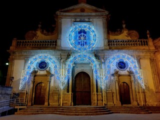 Il fascino notturno della chiesa madre di Leonforte addobbata a festa con le luminarie. 