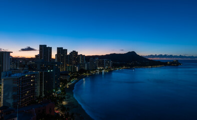 Obraz premium Scenic aerial panoramic Waikiki Beach vista at sunrise, Honolulu, Oahu, Hawaii