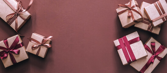 Christmas.Christmas gift box zero waste,Boxing Day, eco friendly packaging gifts kraft paper eco christmas holiday concept handmade , eco decor christmas background pattern - obrazy, fototapety, plakaty
