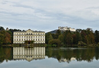 Fototapeta na wymiar Schloss Leopoldskron im Herbst, Salzburg Österreich