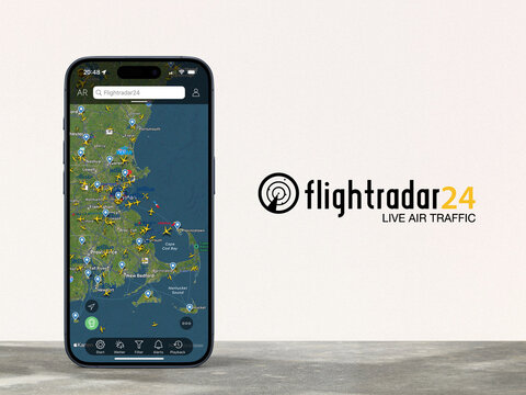 Flightradar24 Logo wird auf einem modernen Smartphone angezeigt, daneben das Logo von Flightradar24, Flugradar, Flug. Luftfahrt