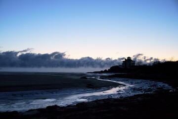 Obraz premium Beach scene with an fluffy cloud sunset at the backdrop