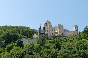 Fototapeta na wymiar Schloss Stolzenfels am Rheinufer in Koblenz