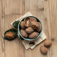 Walnut kernels and whole walnuts.