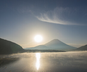 夜明けの富士山と水煙の湖
