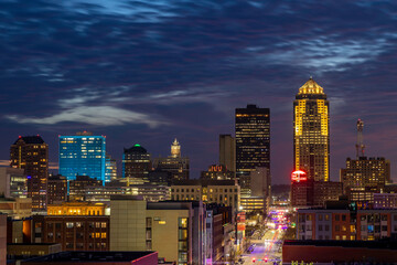 Obraz premium Des Moines skyline illuminated at night