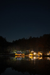 Obraz premium 晩秋の湖畔キャンプ場夜景