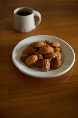 出来上がった手作りのマドレーヌでコーヒータイム