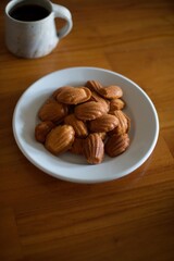 出来上がった手作りのマドレーヌでコーヒータイム