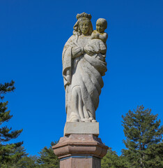 Fototapeta na wymiar Statue de la Vierge Marie et son enfant Jésus