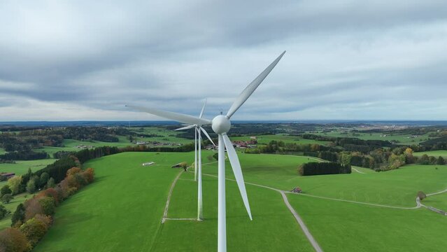 Drohnenvideo von Windrädern auf einem Feld in Bayern