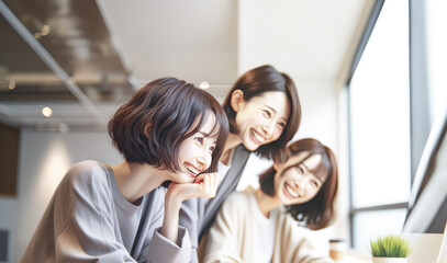 オフィスで仕事する笑顔の日本人女性 - obrazy, fototapety, plakaty