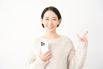 スマートフォンを持ってチェックサインする女性　白背景