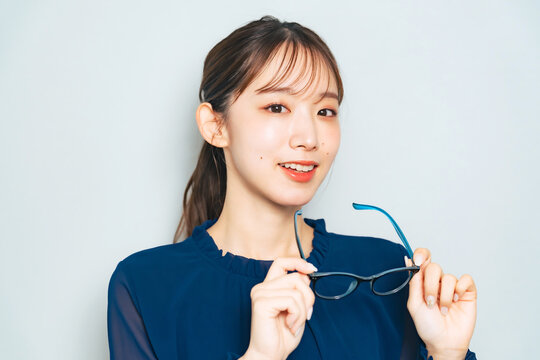 メガネをはずす女性