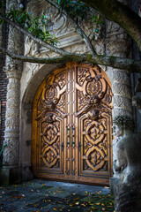 Puerta exterior de madera tallada hermosa