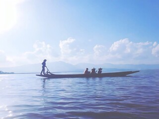 Naklejka premium a man standing on the bow of a boat in the water