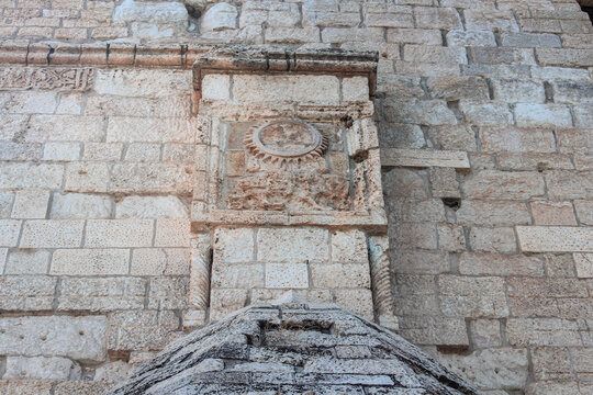 Detail of a shir u khurshid from malabadi bridge.. Şîr ü Hûrşîd, The lion and Sun, Malabadi Bridge, Diyarbakır, Türkiye