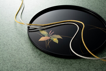 漆器のお盆を使った和風イメージ