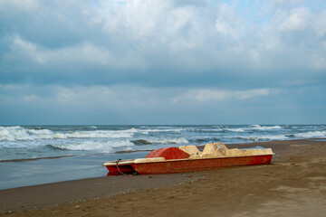 Bateau de sauvetage sur la plage par un jour de tempête à la station balnéaire 