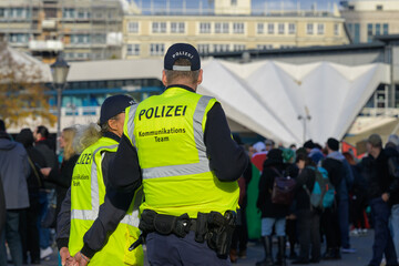 Zwei Beamte der Polizei vom Kommunikationsteam am Rande einer Demonstration in Berlin