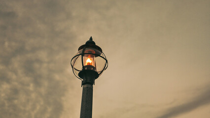 夕暮れの空を照らすガス灯