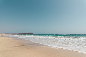 Fototapeta na wymiar seichte Wellen laufen auf den Strand