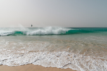 Kite Surfer auf sehr großen Wellen im stürmischen Ocean 