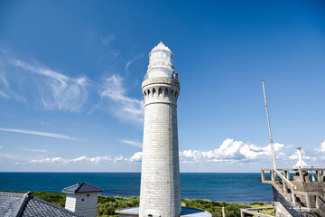 青空に伸びる白煉瓦の灯台