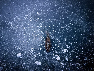 Fototapete Rund Sailing through the Arctic © Rebekka