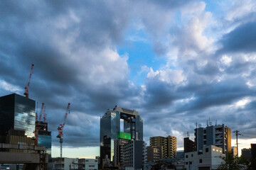 Fototapeta na wymiar 雲に覆われた大阪駅周辺のビル 