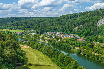 Der Naturpark Altmühltal bei Essing in Niederbayern von oben, Blick auf die Holzbrücke Tatzelwurm über den Main-Donau-Kanal - obrazy, fototapety, plakaty