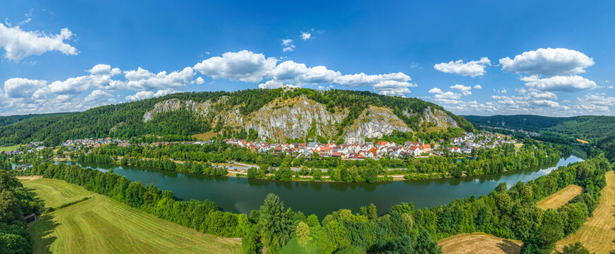 Panoramablick auf den Naturpark Altm&uuml;hltal bei Essing in Niederbayern, oberhalb die Burg Randeck