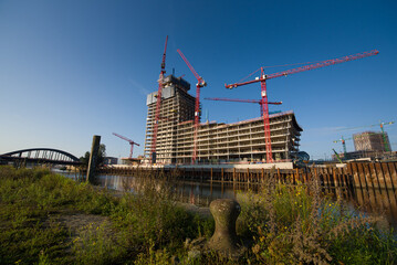 Elbtower der Signa im Osten der Hafencity Hamburg.  Baustopp - Insolvenz von Signa Holding und...