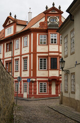 Bâtiment ancien coloré dans la ruelle ancienne pavée de Nový Svět à Prague au pied du Chateau