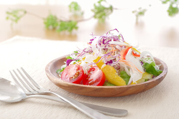新鮮で美味しそうなグリーンサラダ