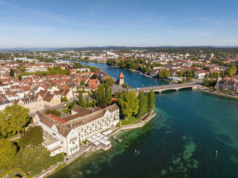 Luftbild vom Bodensee mit dem Seerhein, auch Rheintrichter und der Altstadt von Konstanz, links das Steigenberger Inselhotel, rechts die alte Rheinbr&uuml;cke