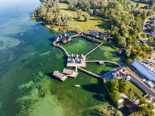 Luftbild von den rekonstruierten Pfahlbauten am Bodenseeufer, eine Touristenattraktion der Region und das älteste archäologische Freilichtmuseum Deutschlands