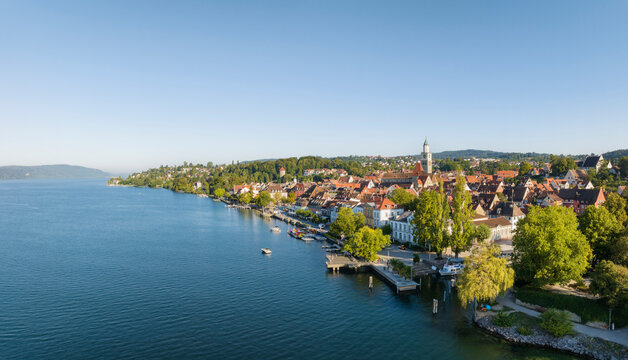 Luftbild von der Stadt &Uuml;berlingen am Bodensee mit der Seepromenade
