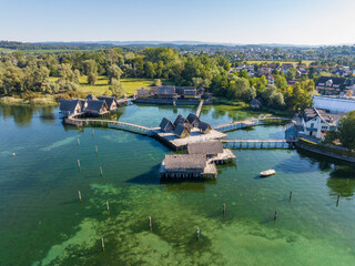 Luftbild von den rekonstruierten Pfahlbauten am Bodenseeufer, eine Touristenattraktion der Region...
