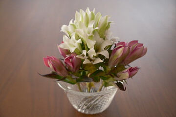 ガラスの器に紫と白のリンドウの花の先だけを生けた