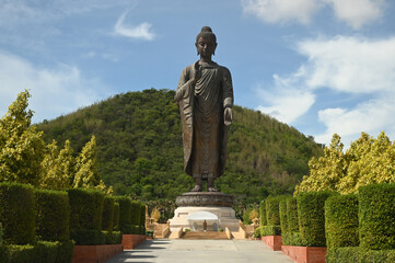 Obraz premium Thipsukontharam temple houses the Buddha Maha Metta Prachathai Trilokanath Khanthararat Anusorn. Buddha statue asking for rain Made of bronze, 32 meters high, standing on an 8 meter high base. 
