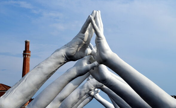 „Human bridge“ auf dem Biennale-Gelände in Venedig
